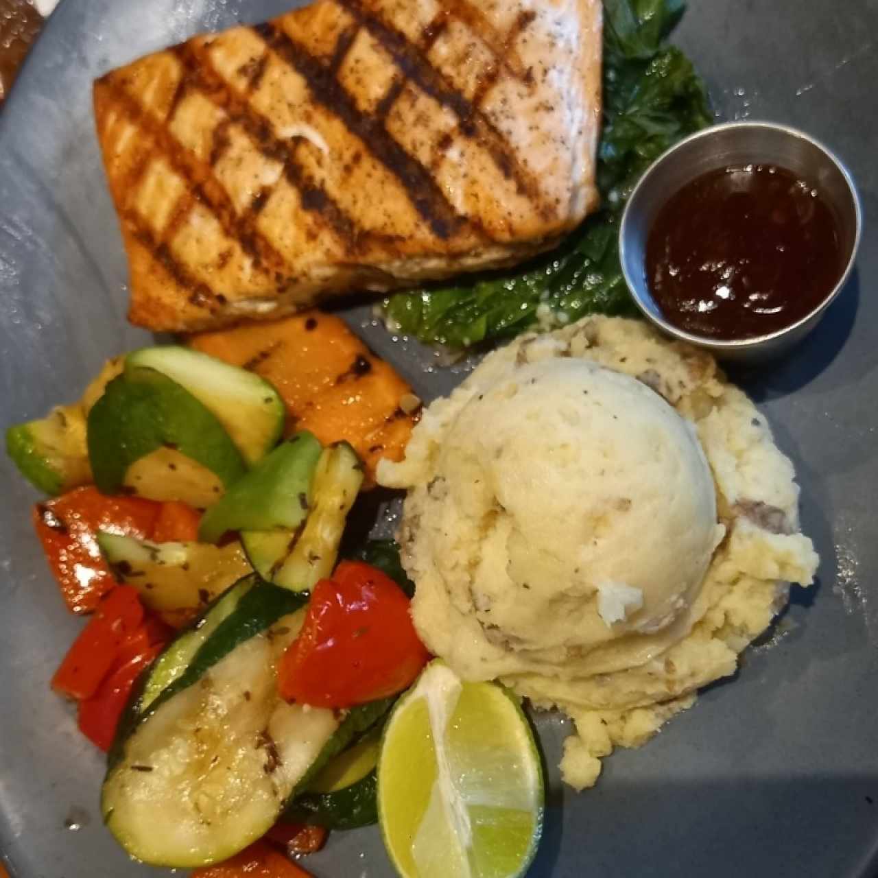 Pescado - Grilled Salmón