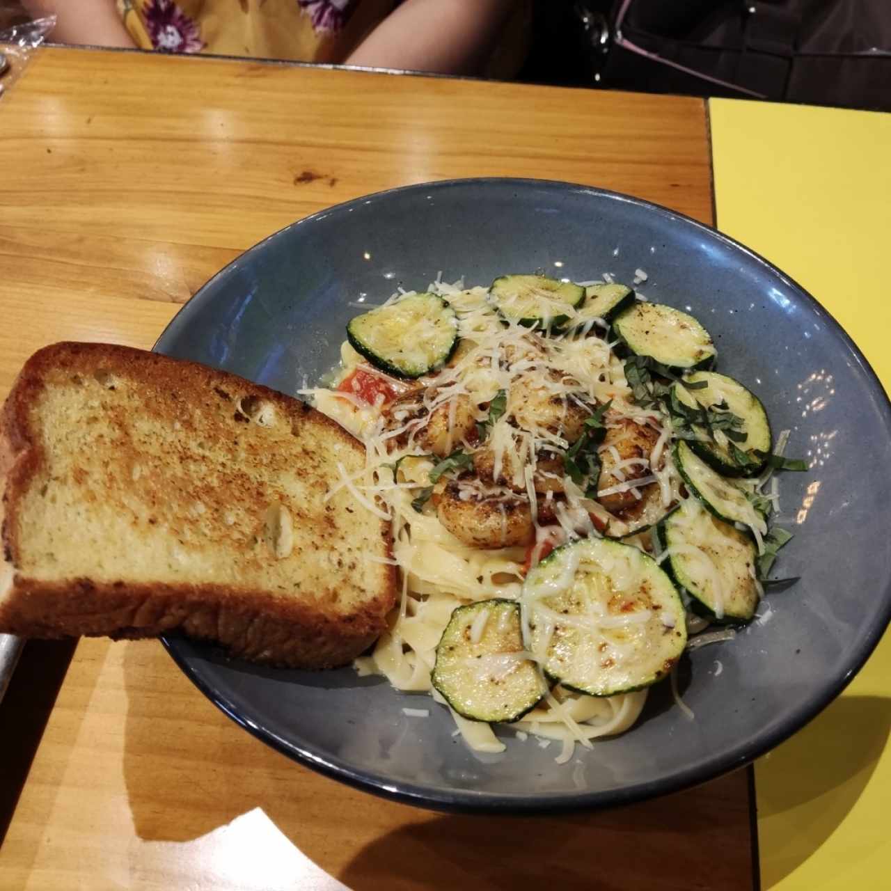 Fetuccini con camarones y zucchini ❤️