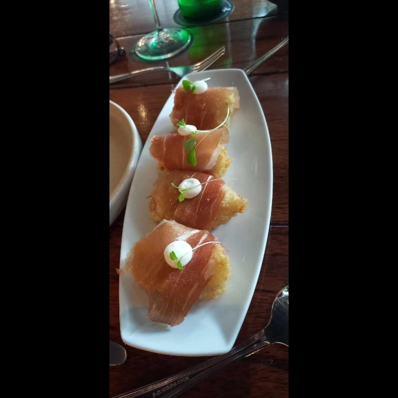 Langostinos tempura con jamón serrano.
