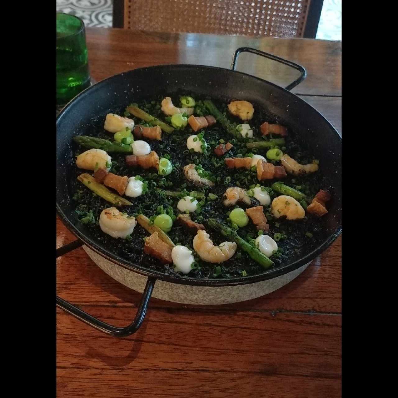 Arroz negro con torreznos y camarones.