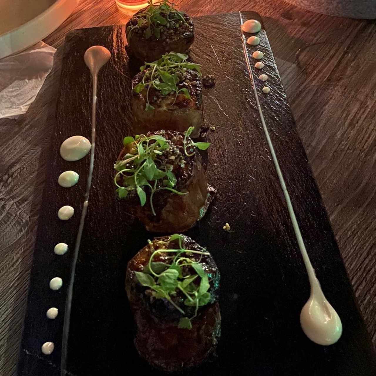 Berenjena a la Brasa con Miso: si amas los vegetales tanto como yo, este es el top de las tapas a base de berenjena en todo Panamá. 
