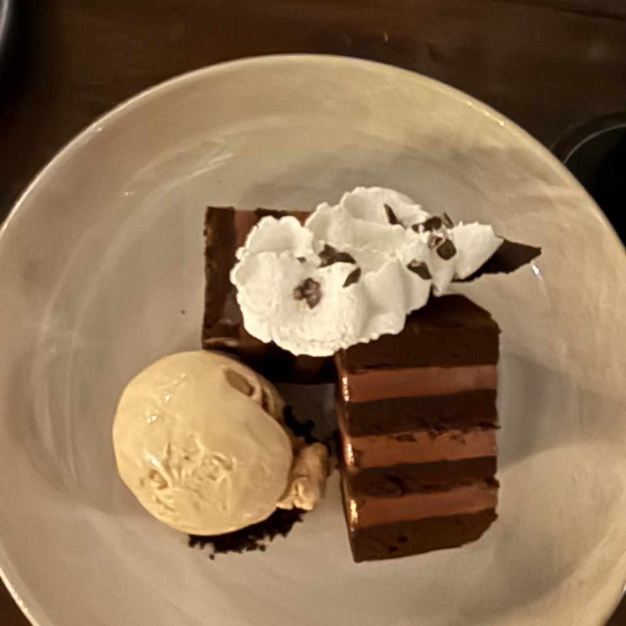 Dulce de chocolate y helado de caramelo