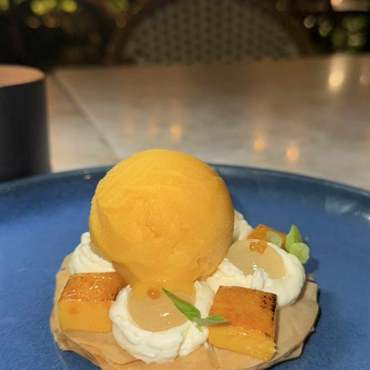 Mil hojas de masa phyllo, chocolate blanco y limon mandarina