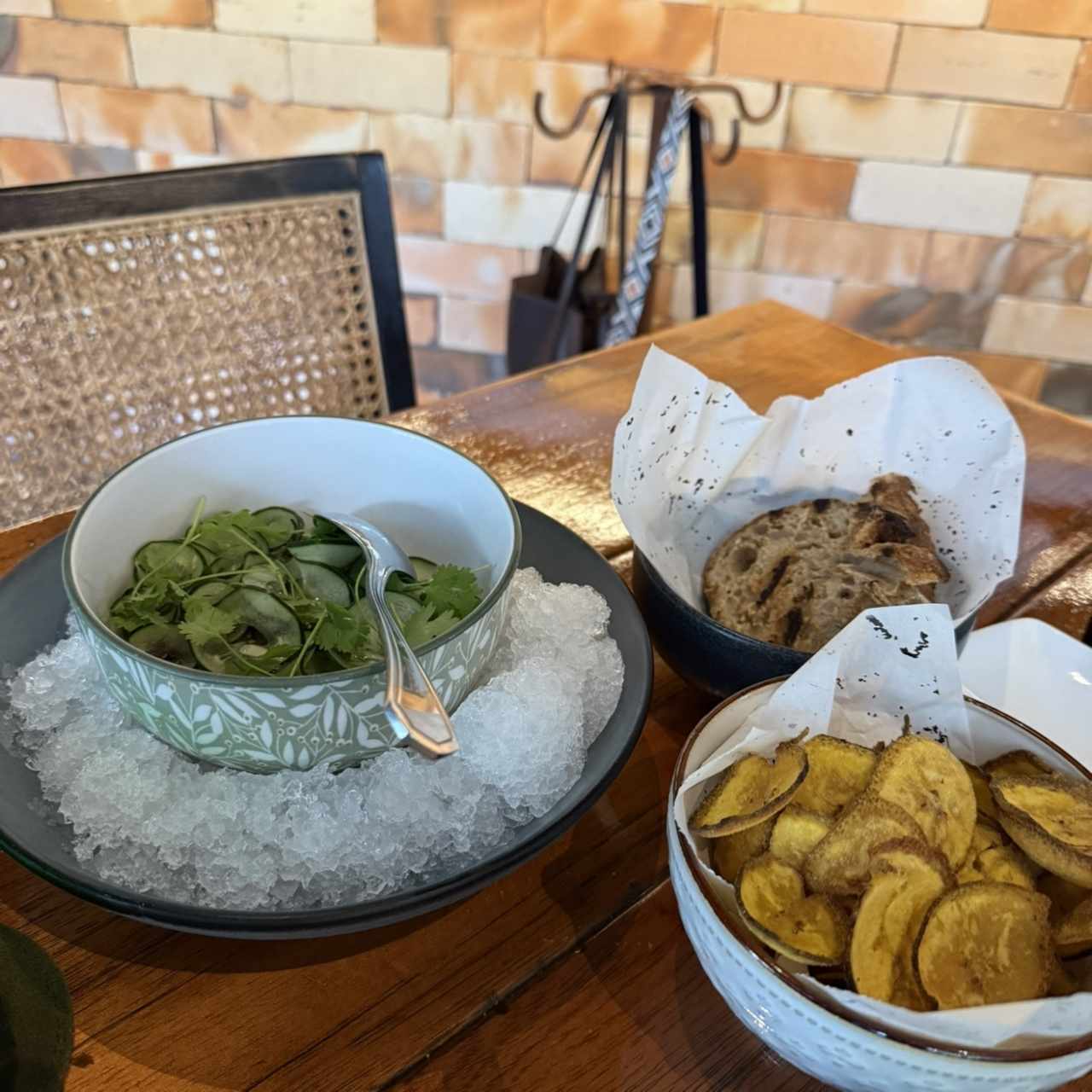 Tartar de atún con chips de plátano 