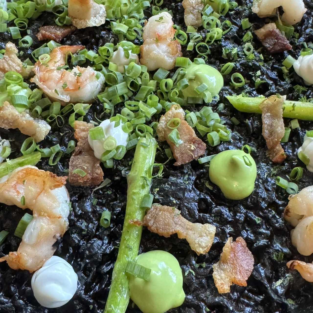Arroz negro con torreznos y camarones
