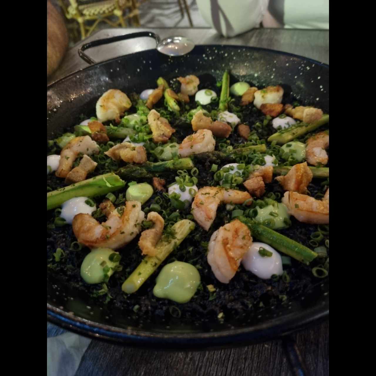 Arroz Negro de Torrezno y Camarones