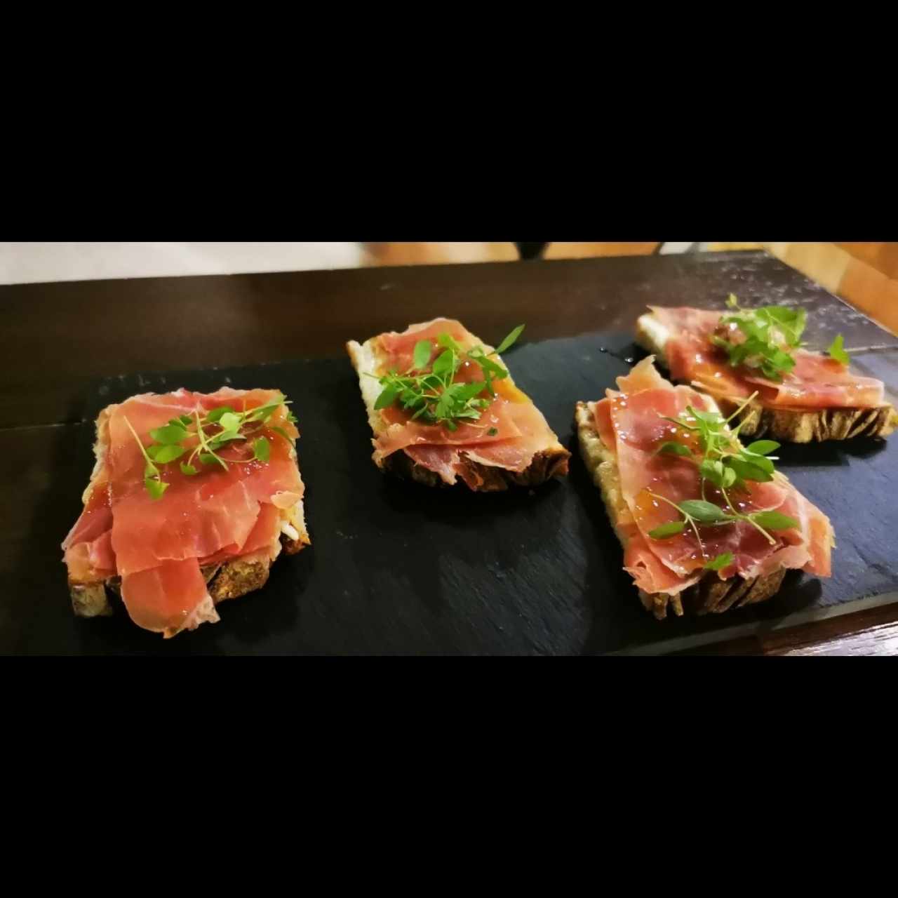 Montaditos de jamón