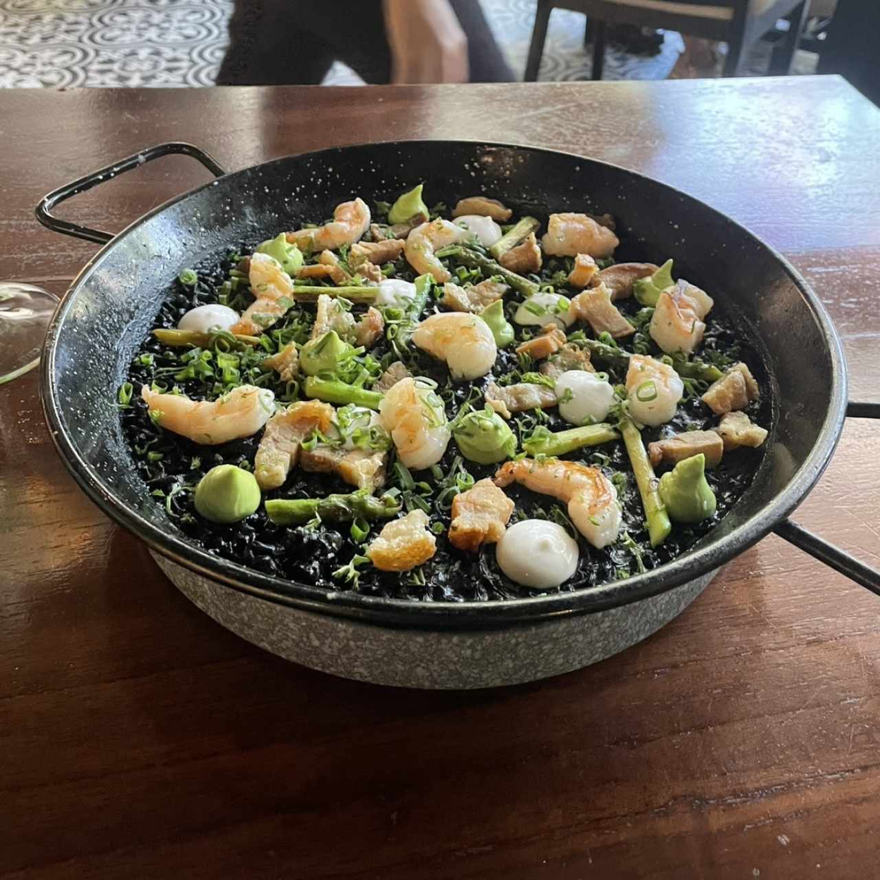 Arroz negro con camarones y torreznos