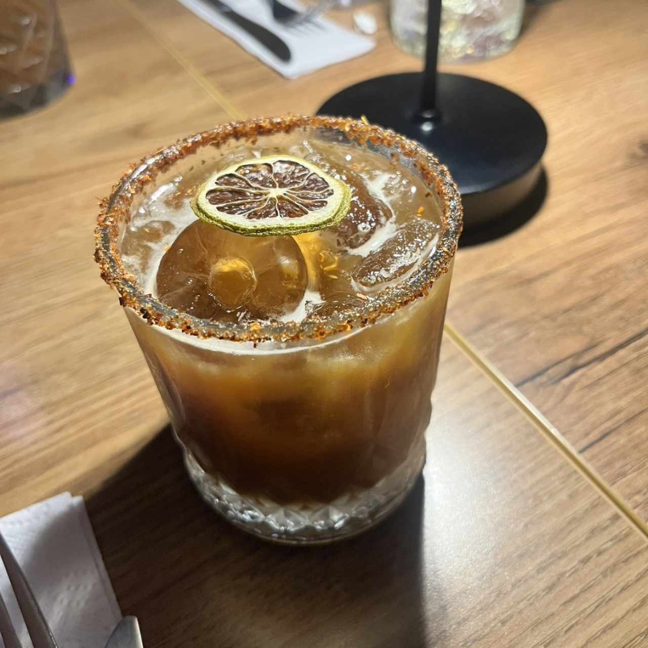 trago con mezcal y tamarindo