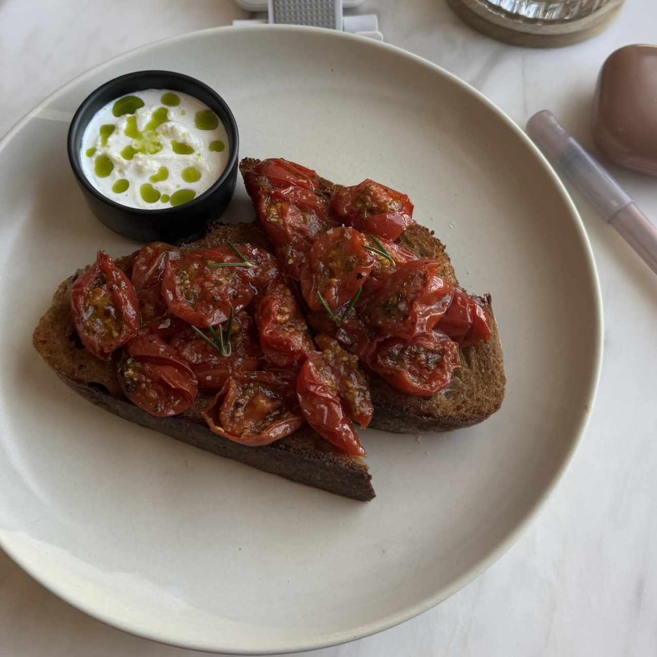 Tosta de tomate confitados
