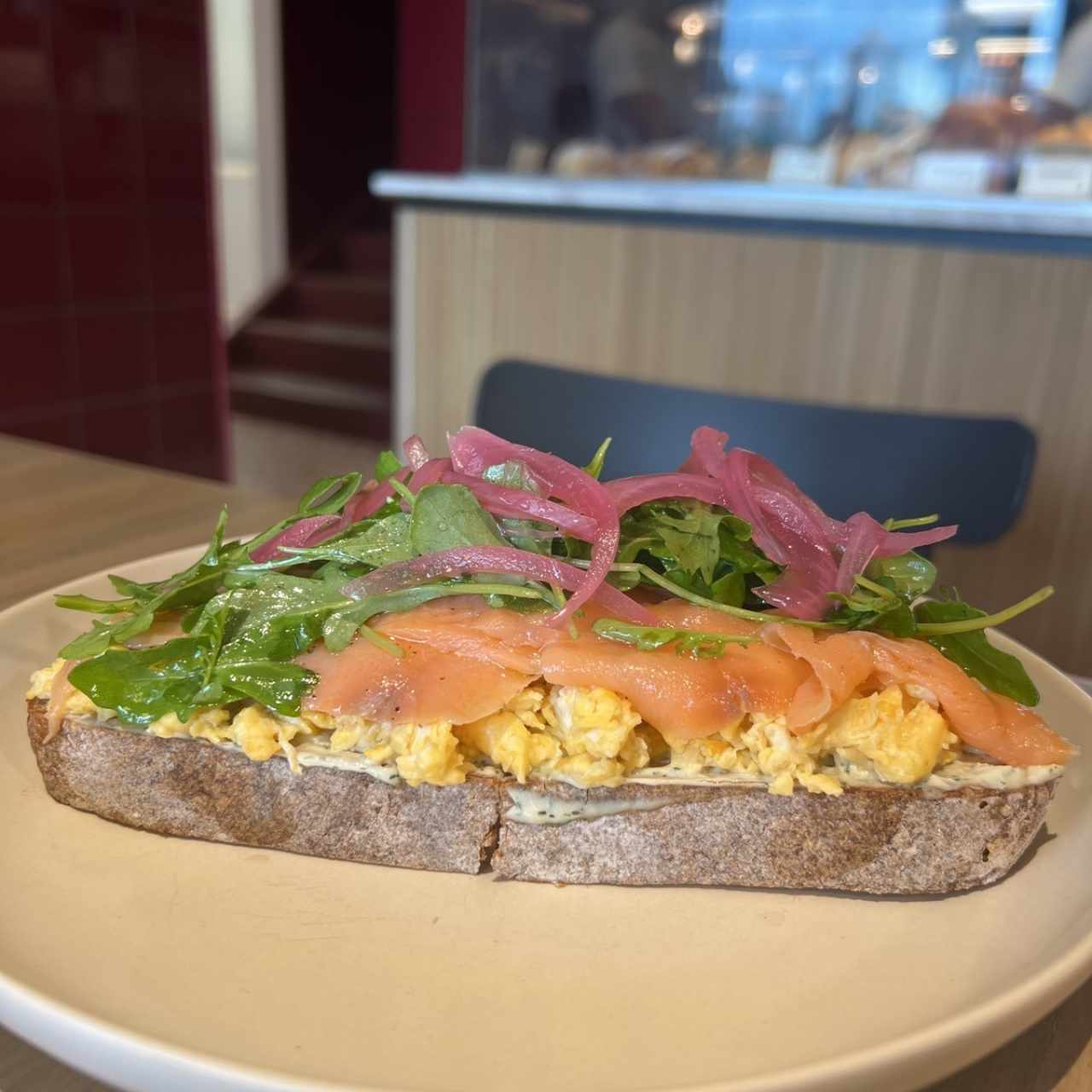 Tosta de Huevos con Salmón