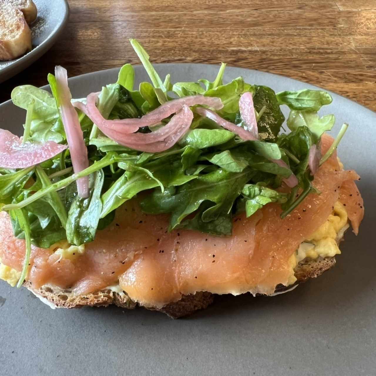 Tostada de salmón con huevo