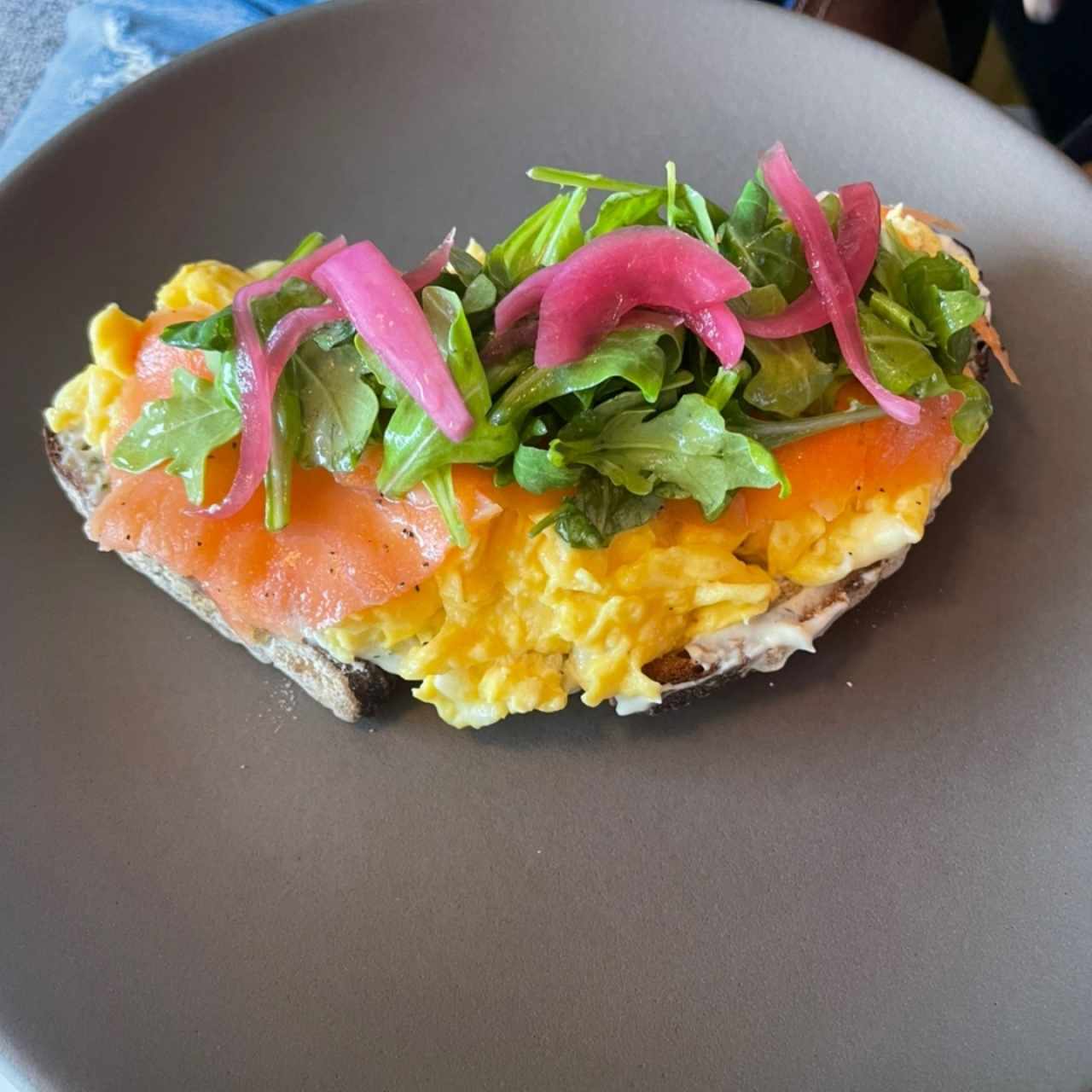 Tosta de salmón con huevos
