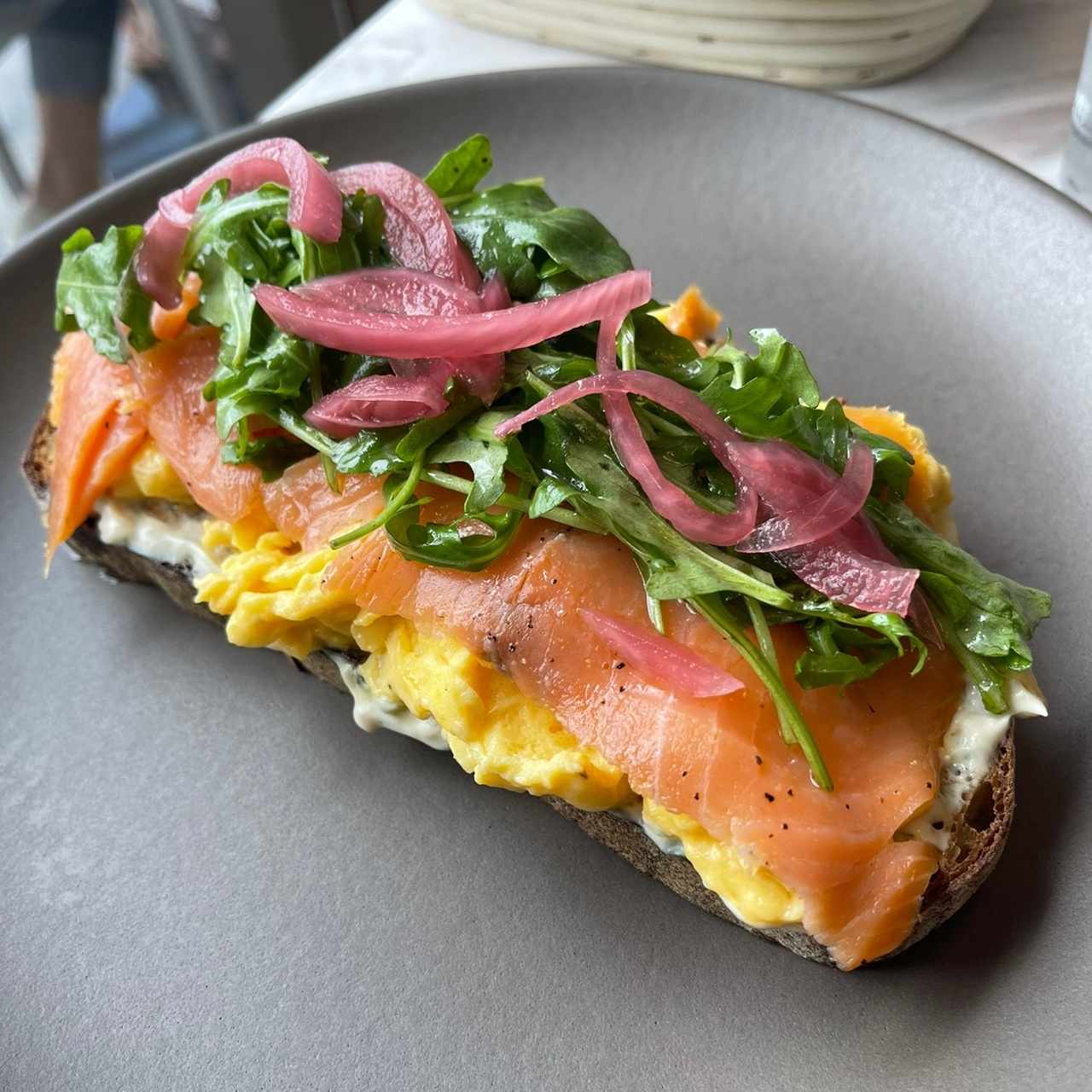 Tosta de Salmón y Huevo