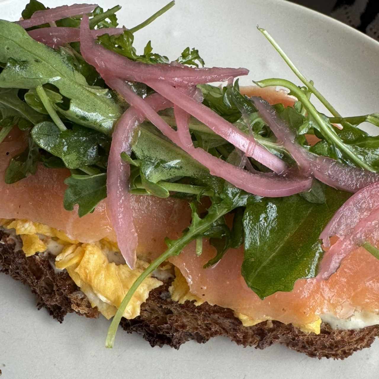 Tosta de Huevos con Salmón