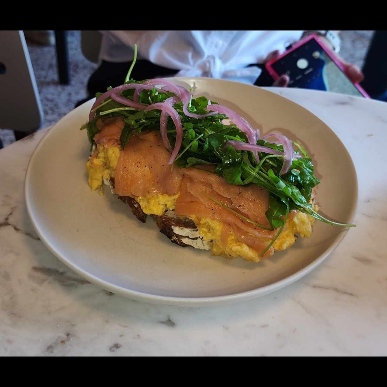 Tosta de Huevos con Salmón