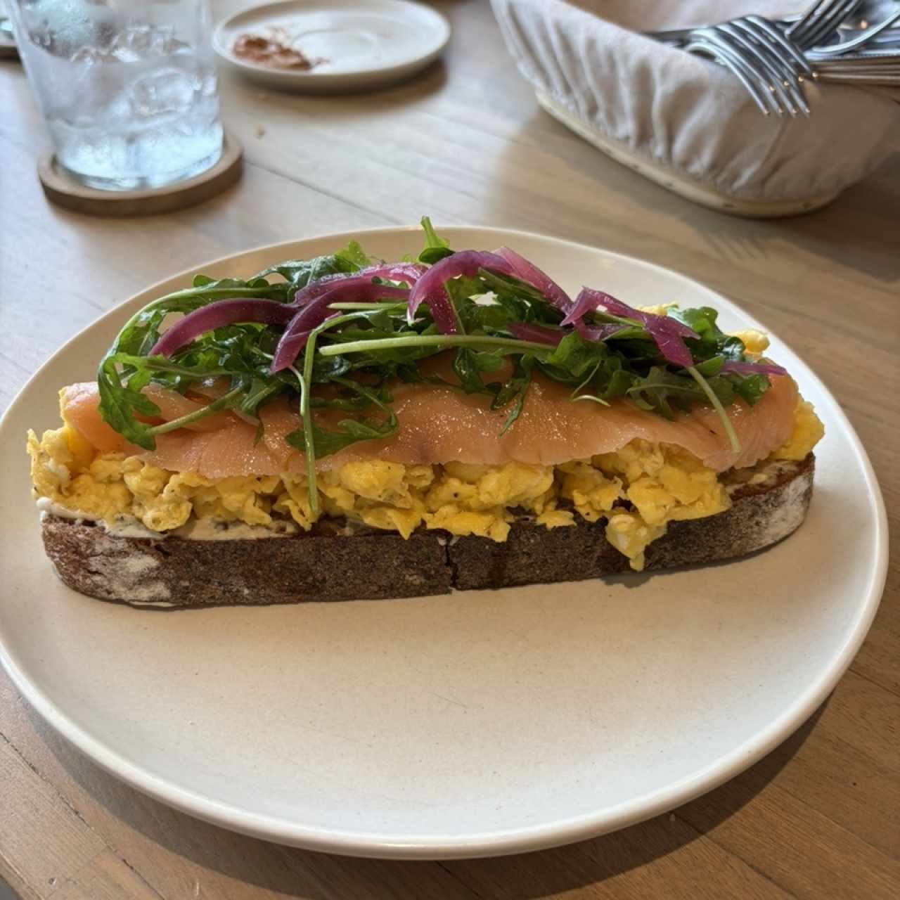 Tosta de Huevos con Salmón