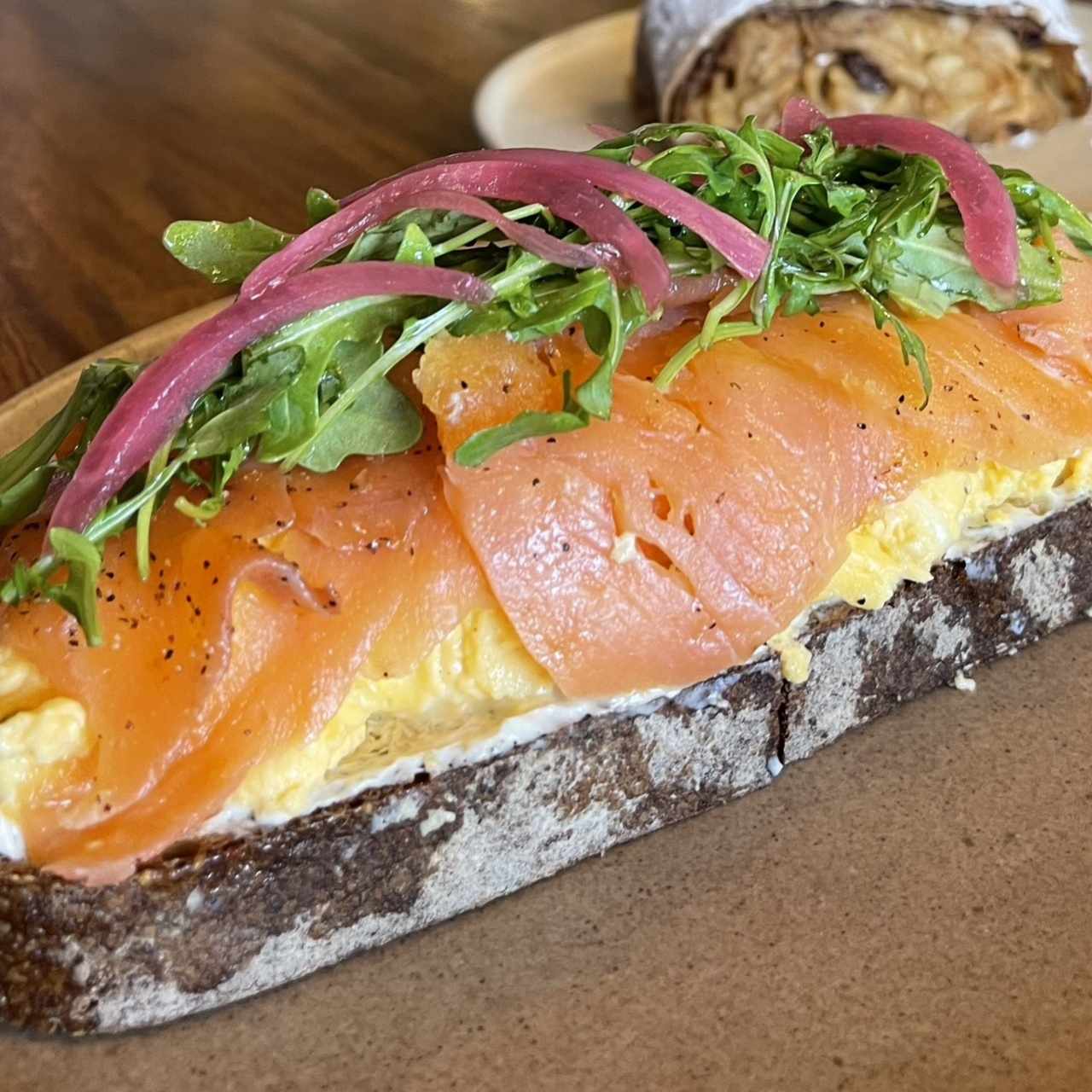 Tostada de salmón y huevos