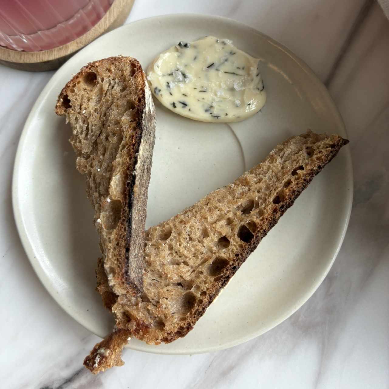 Pan de cortesia con mantequilla deliciosa 