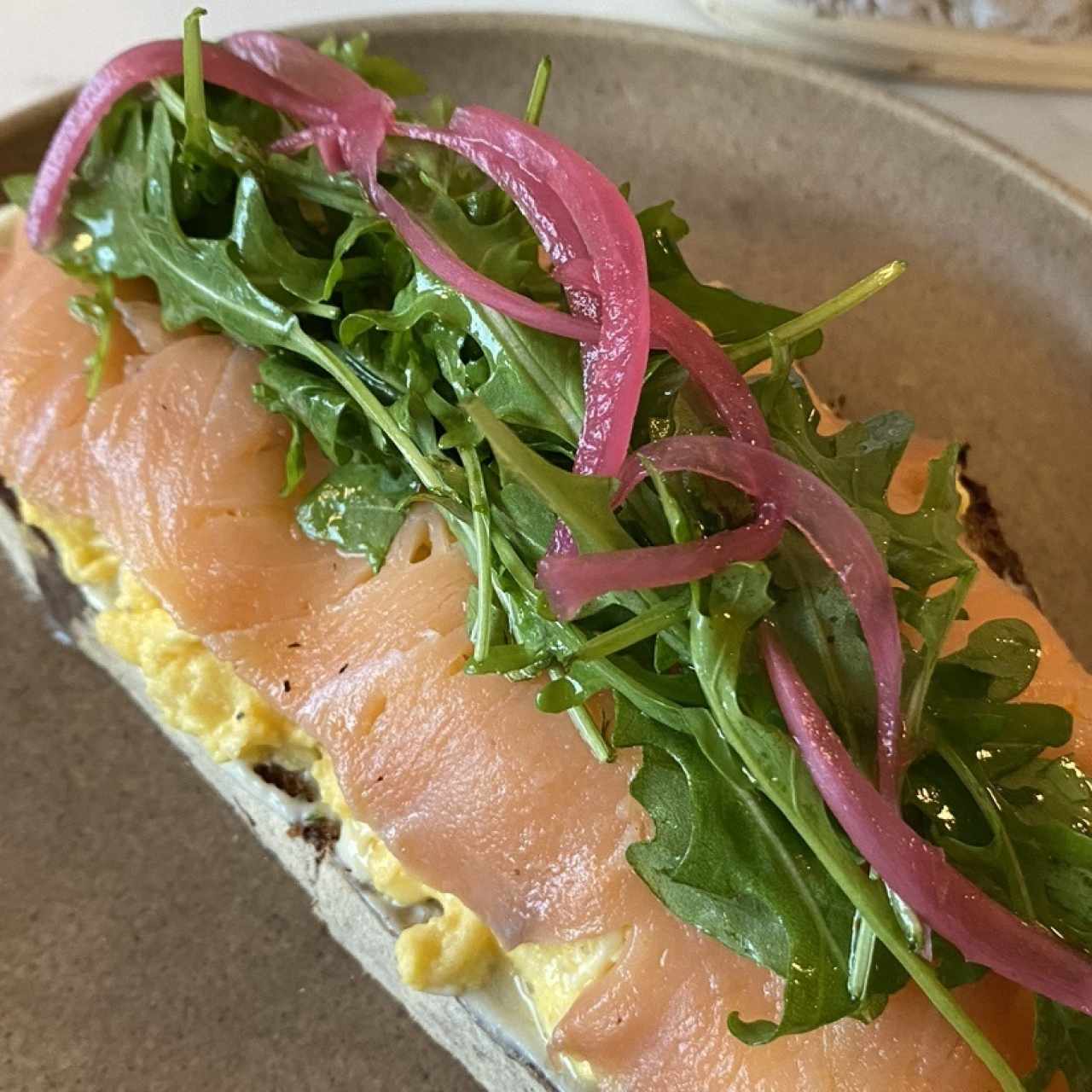 Tosta de salmon con huevos