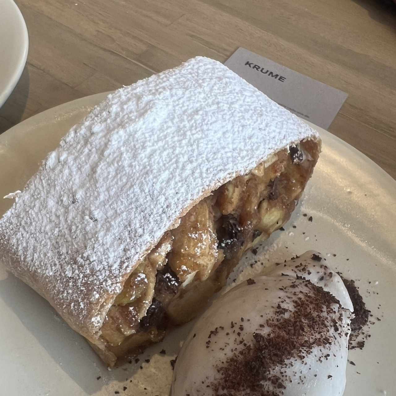 Struddel de manzana con helado de vainilla 