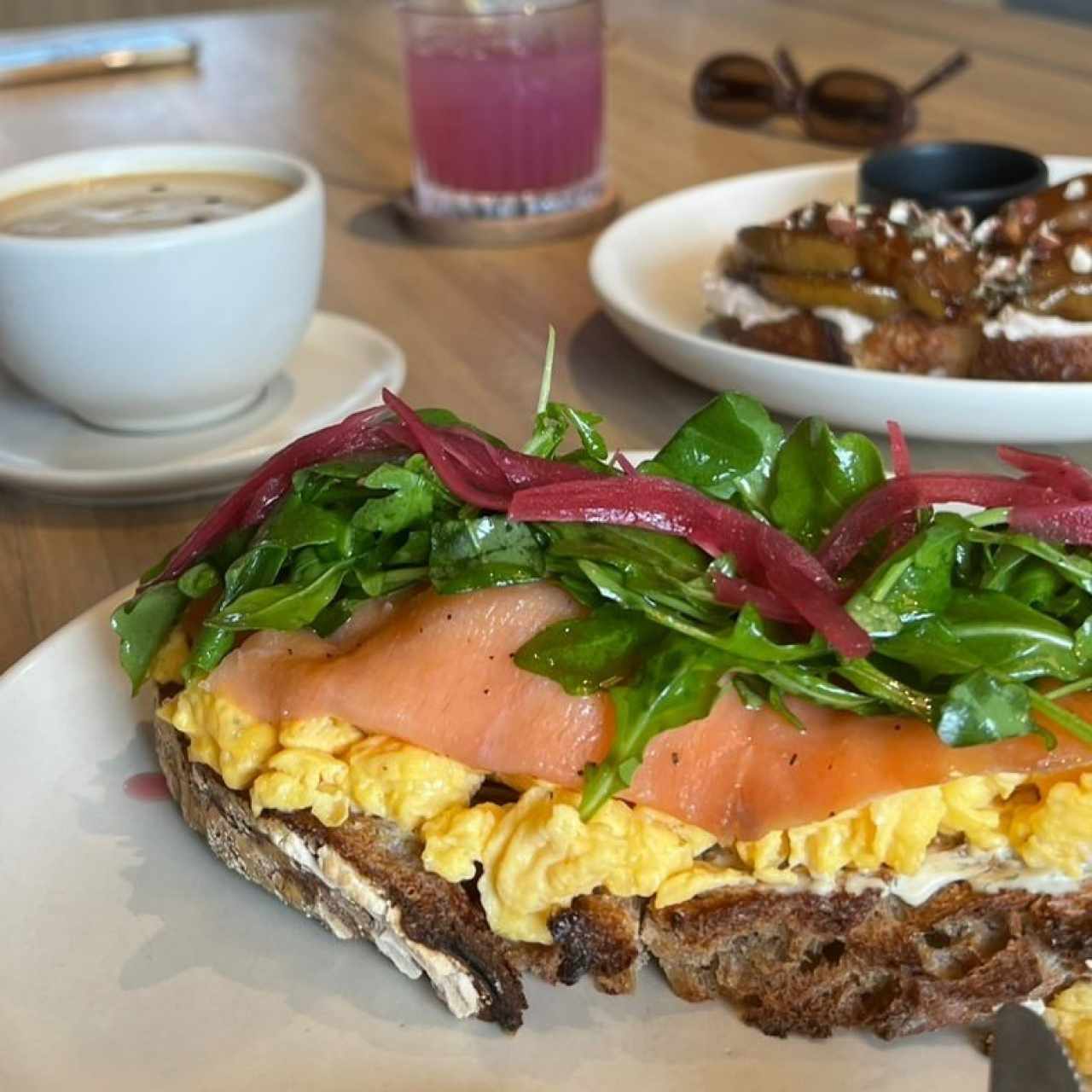 Tosta de Huevos con Salmón