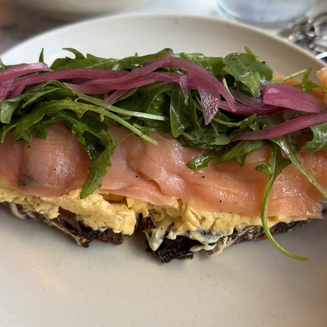 Tosta de Huevos con Salmón