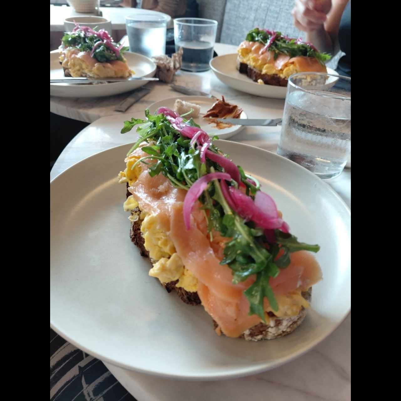 Tosta de Huevos con Salmón