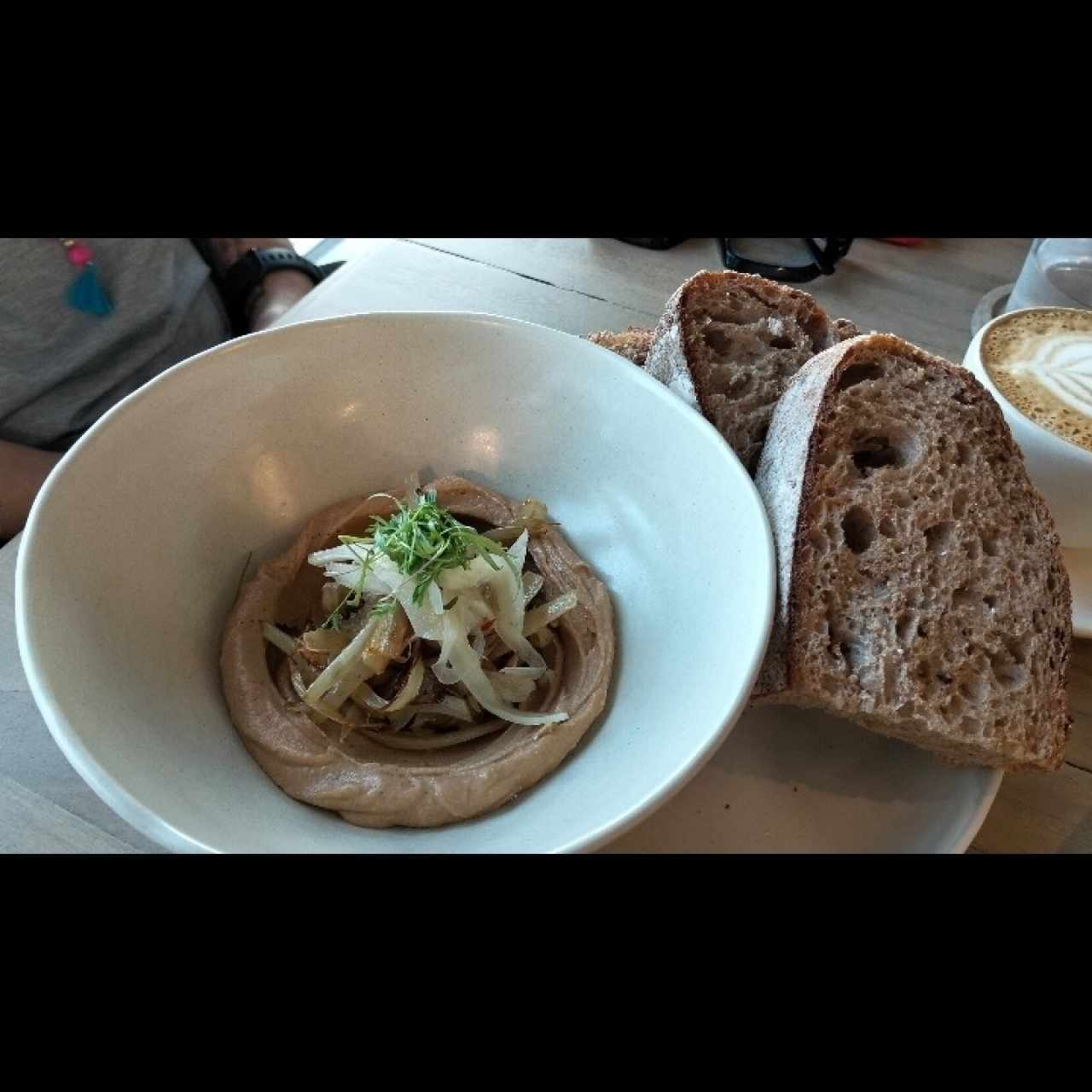 Tosta de Hummus con hinojos (vg)