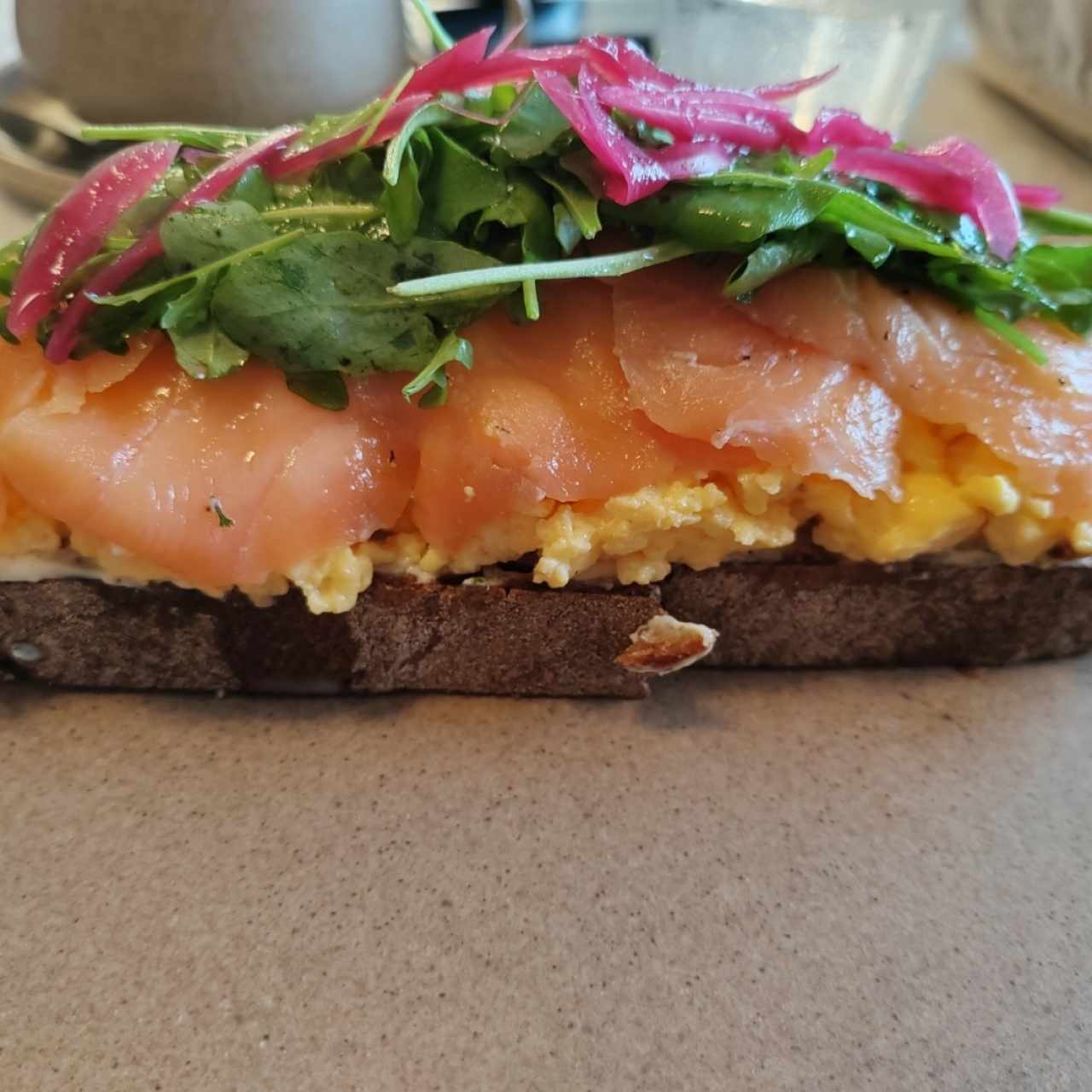 Tostada de salmón y huevo 