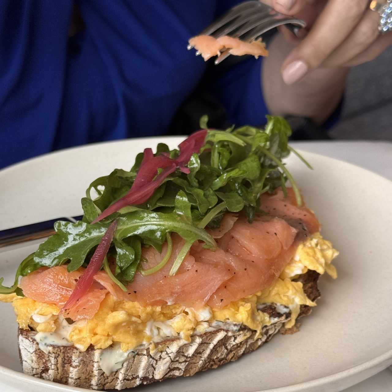 Tosta de Huevos con Salmón