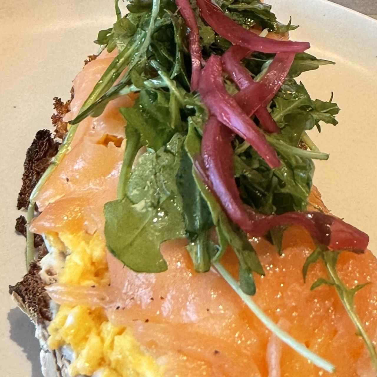 Tosta de Huevos con Salmón