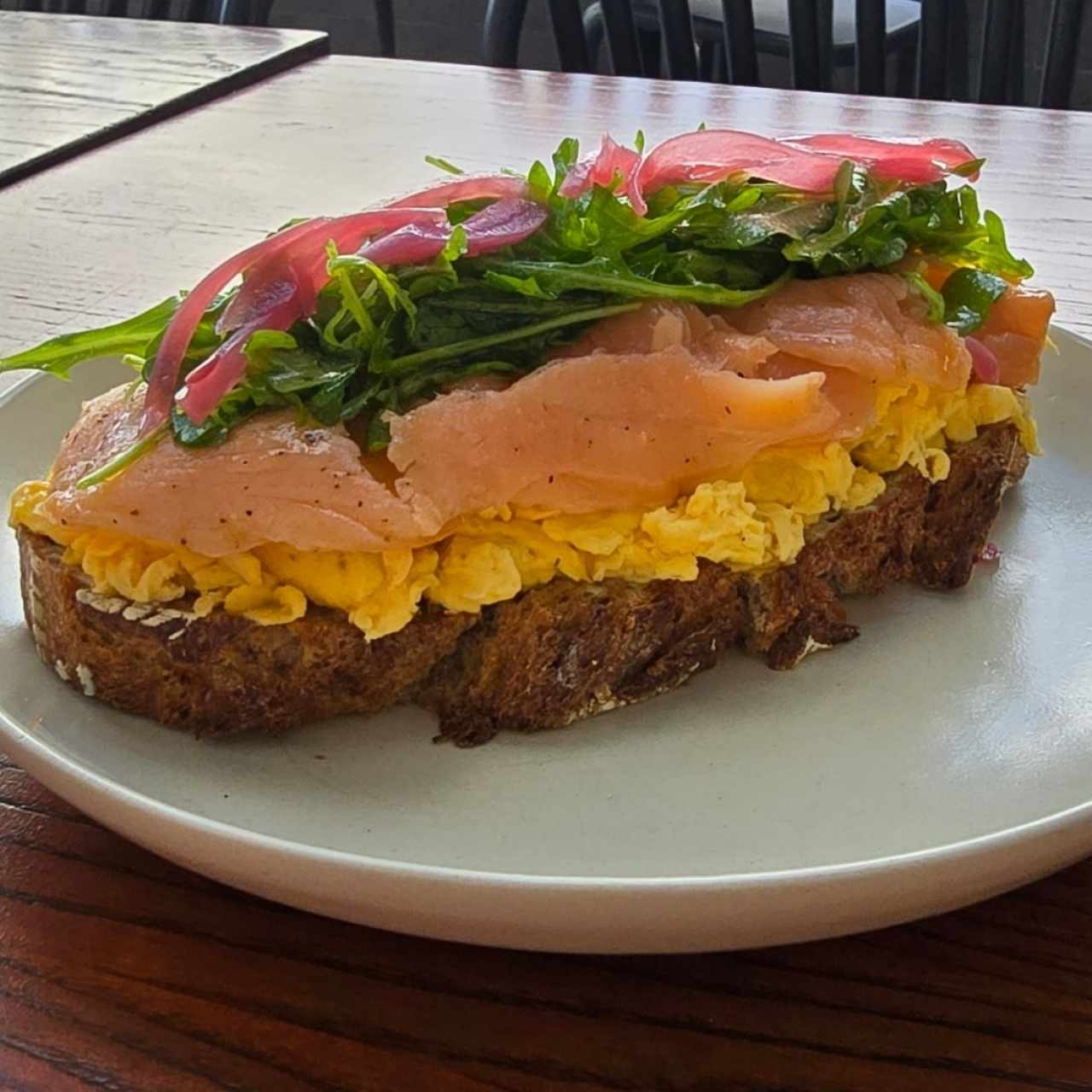 Tosta de Huevos con Salmón