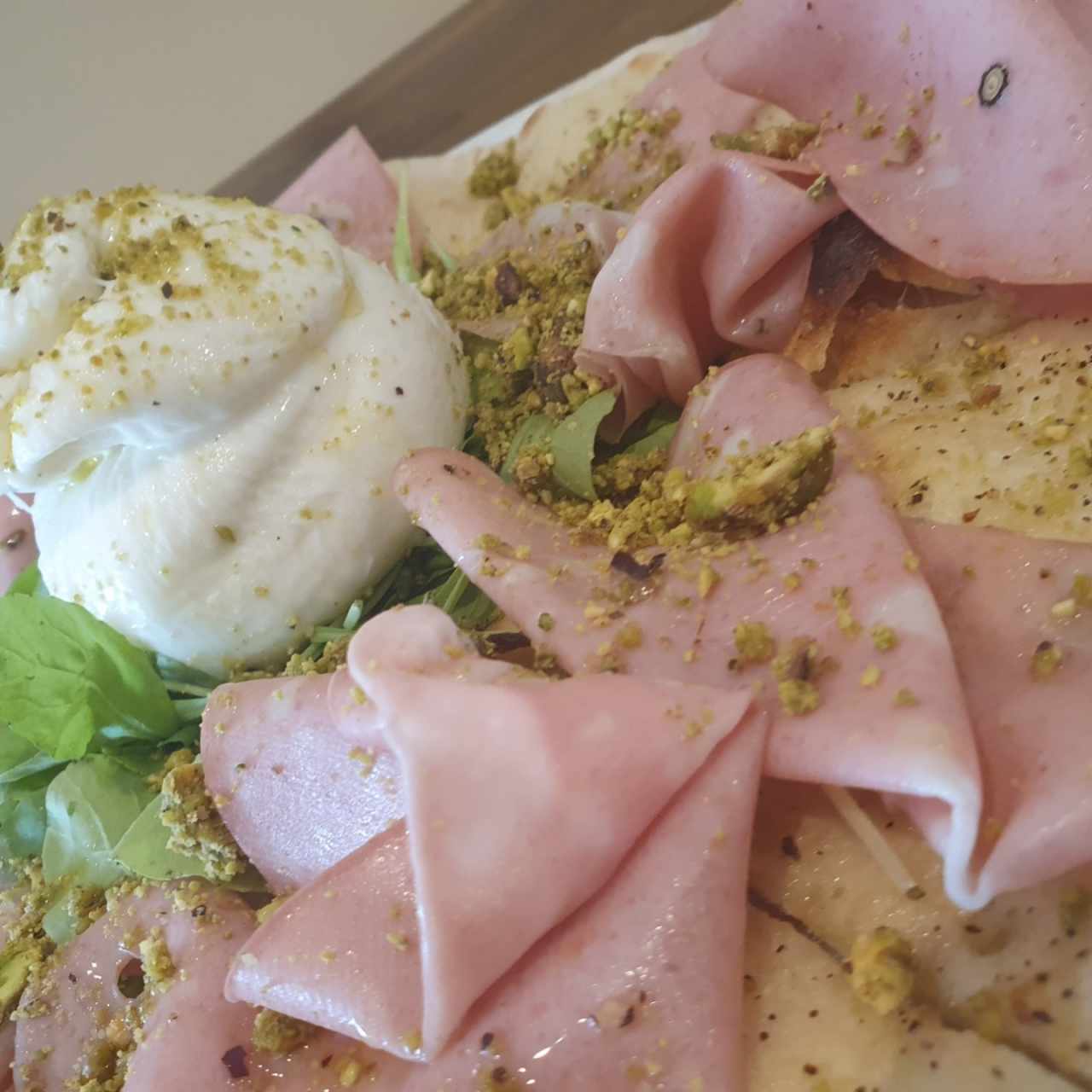 focaccia especial..con mortadella pistacho y burratina