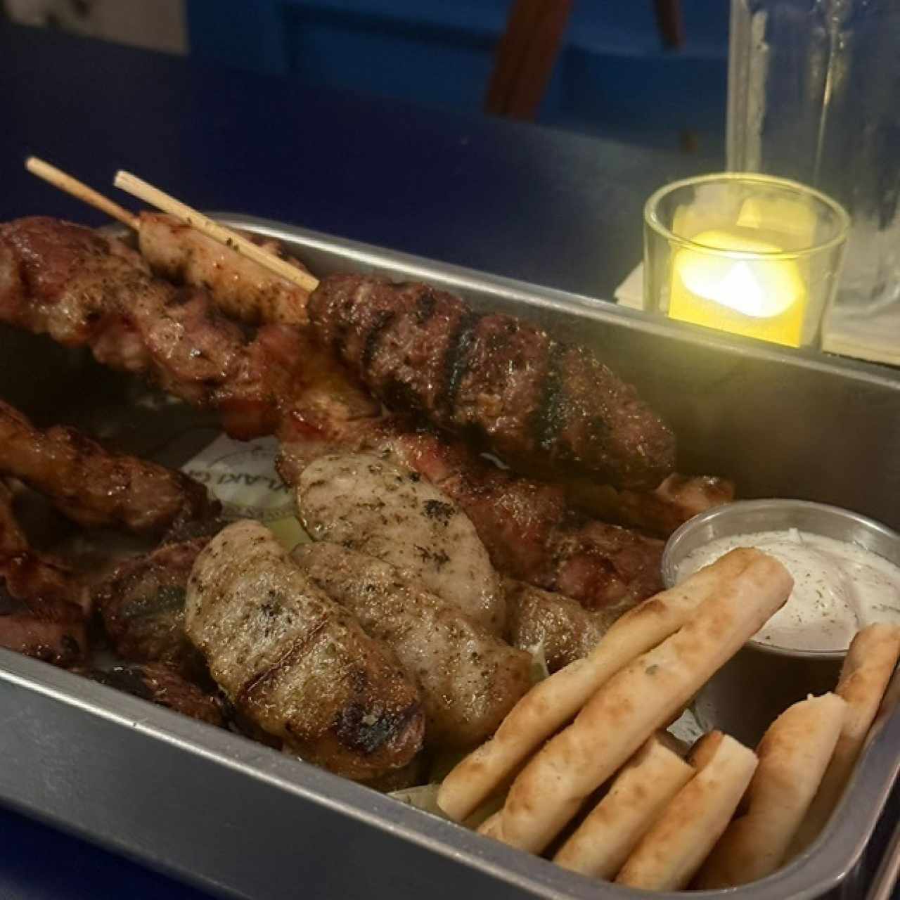 Delicios la bandeja mixta (las costillas de cordero y los bistekas) delicioso todo.