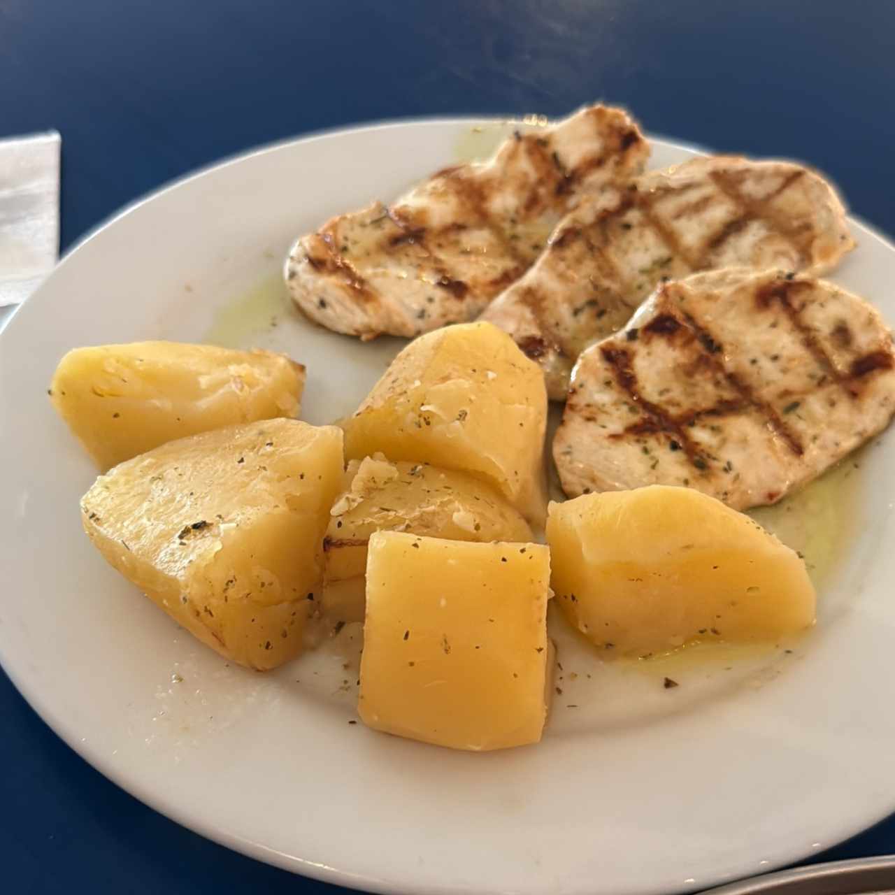 Pollo a la parrilla con aceite de oliva, orégano y limón 