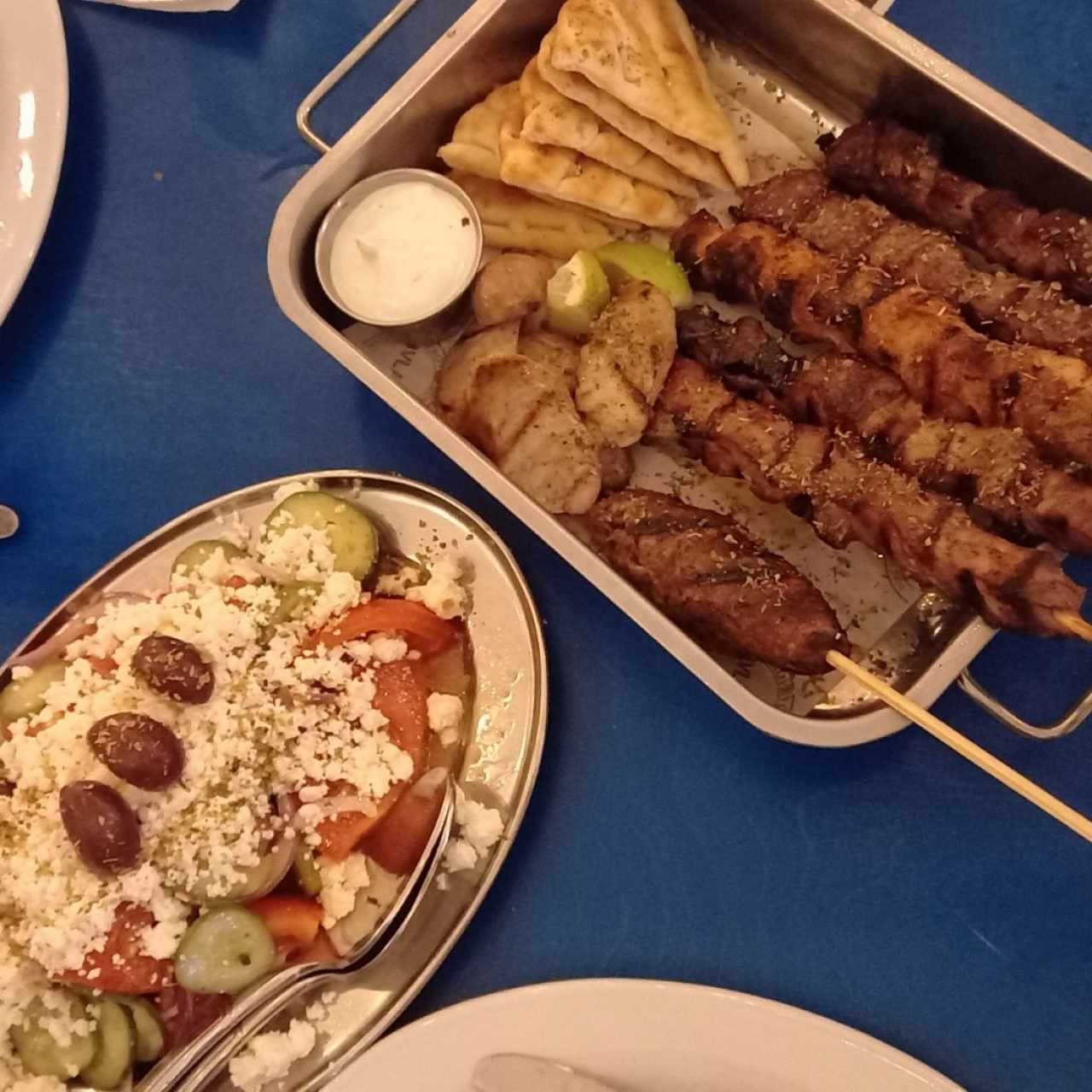 Pikilia Psita + ensalada griega