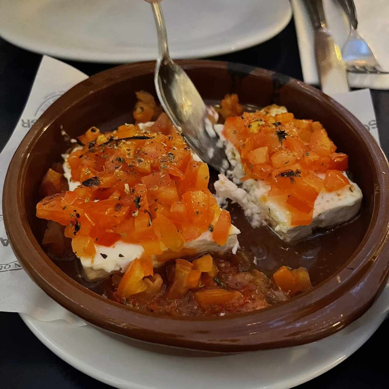 Feta al horno con tomates