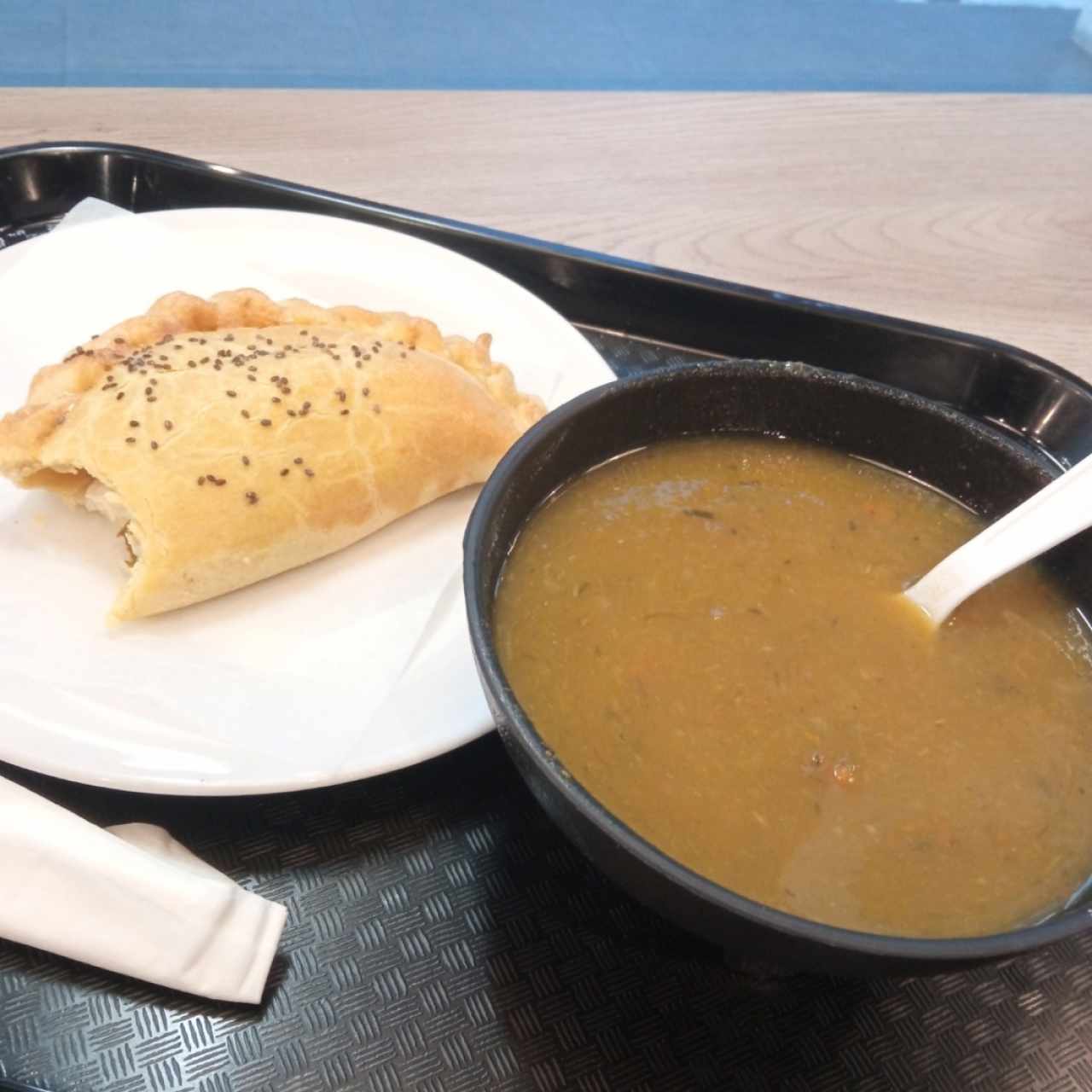 Empanada de queso con albahca y sopa de la abuela