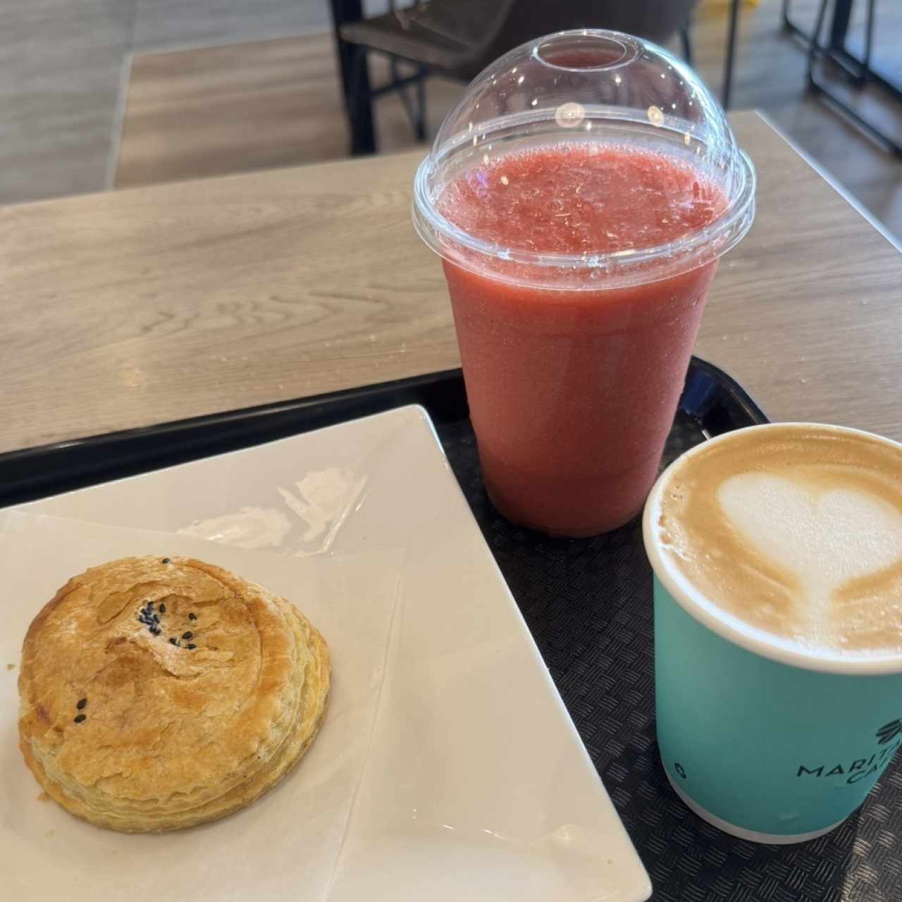 PASTRIES - Empanada de Carne con frape de fresa y mocachino 