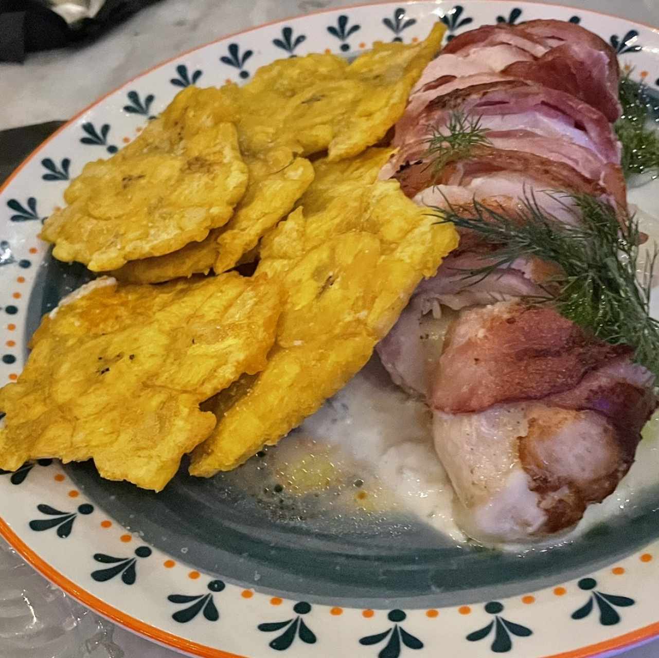 Roulette de Pollo con Patacones