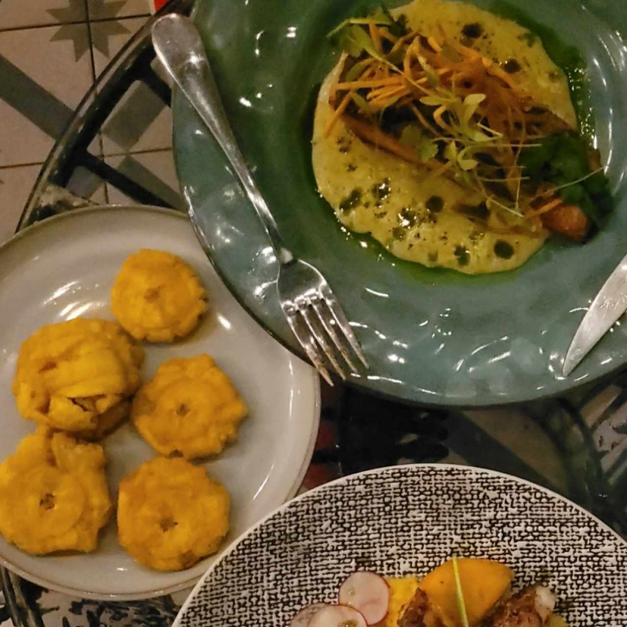 salmón a la brasa  con patacones