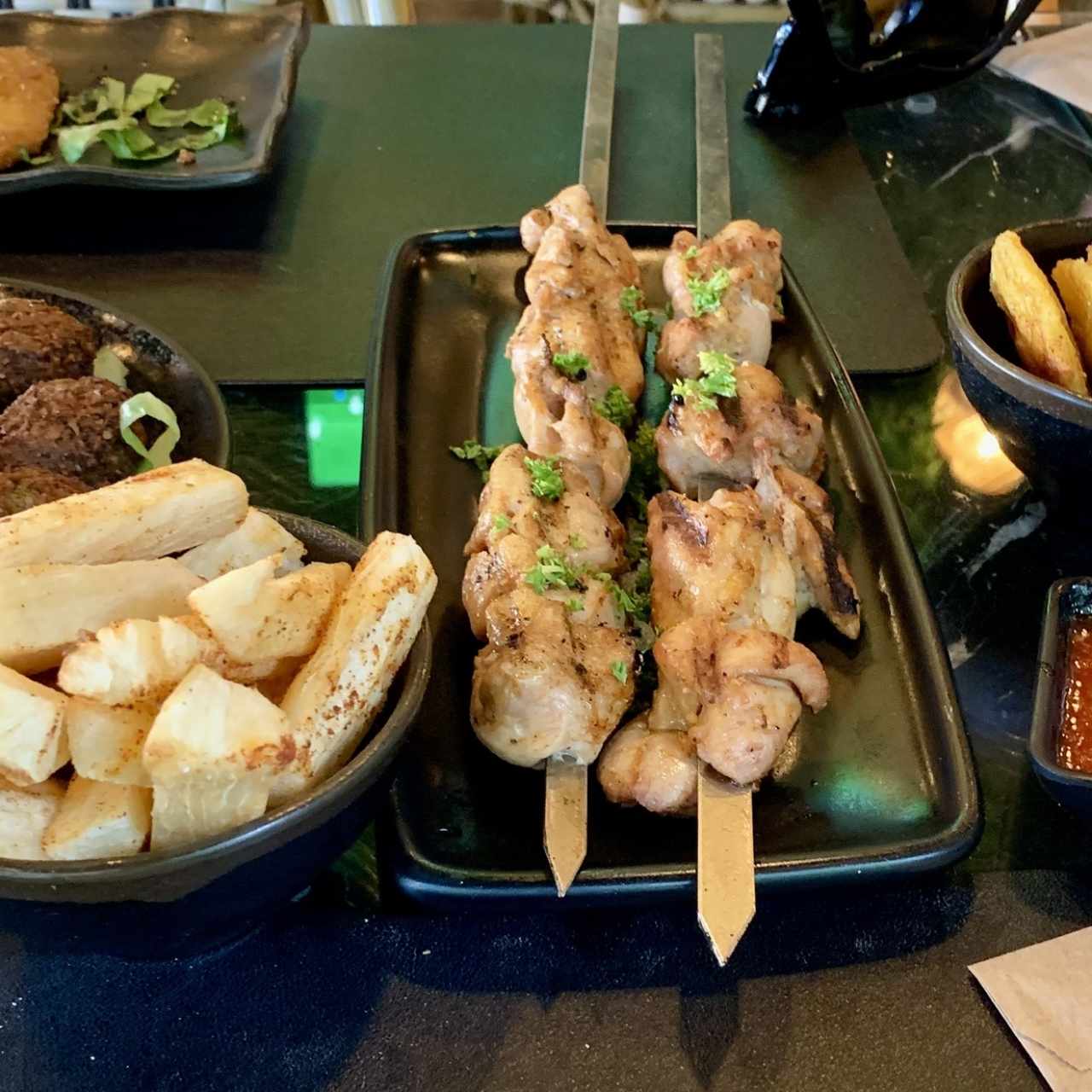 Pinchos de pollo jugozo y con yuca de verdad