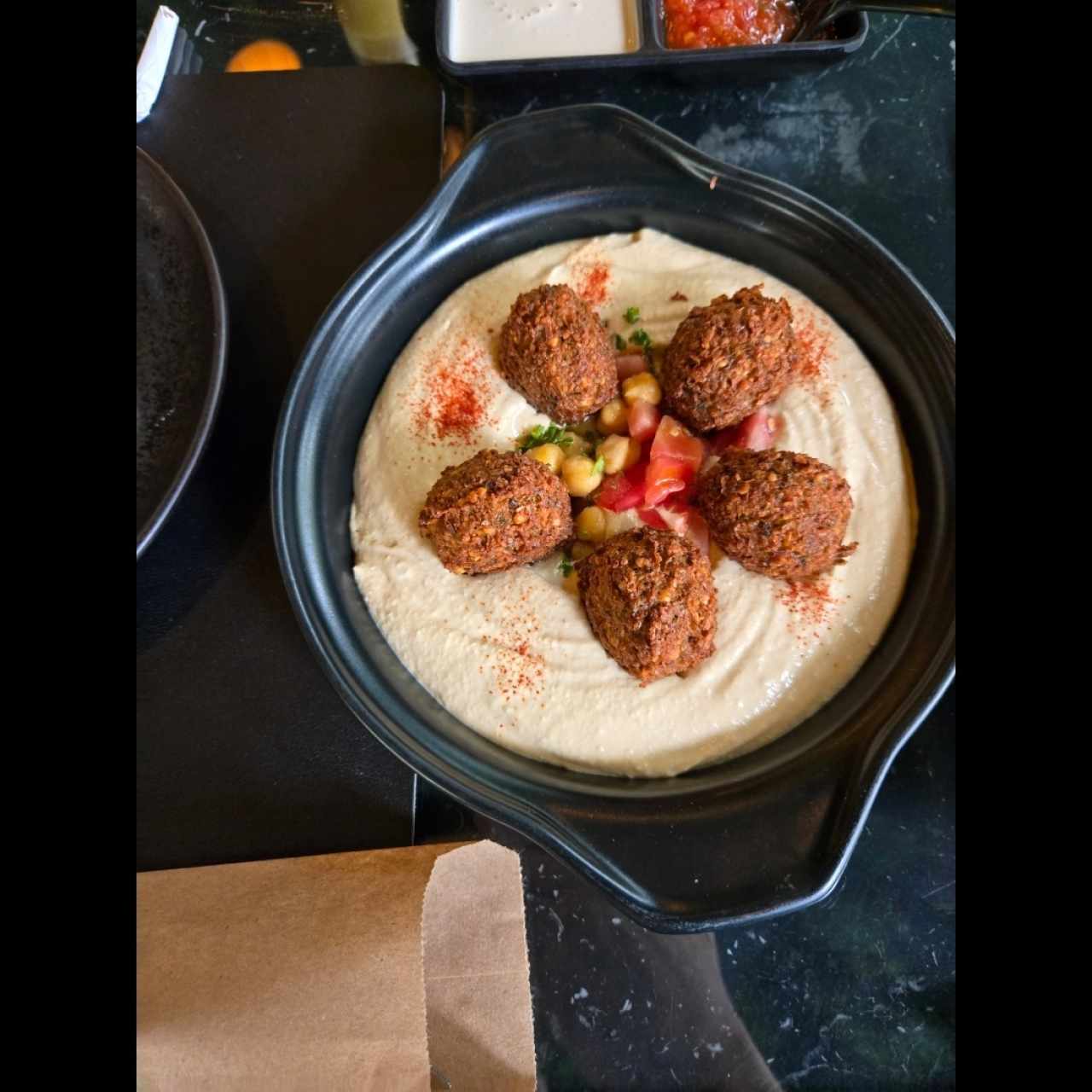 humus con falafel