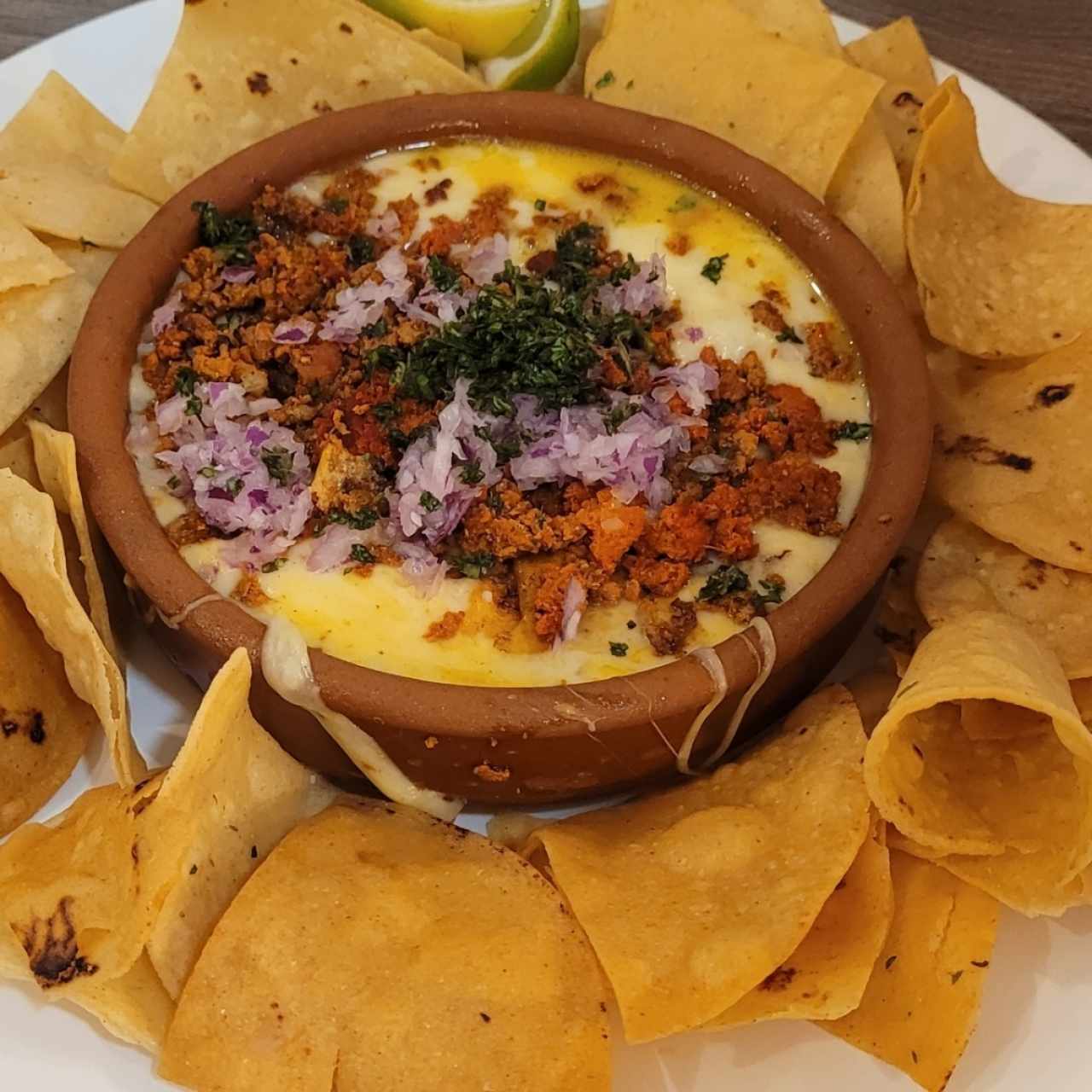 Queso fundido con chorizo