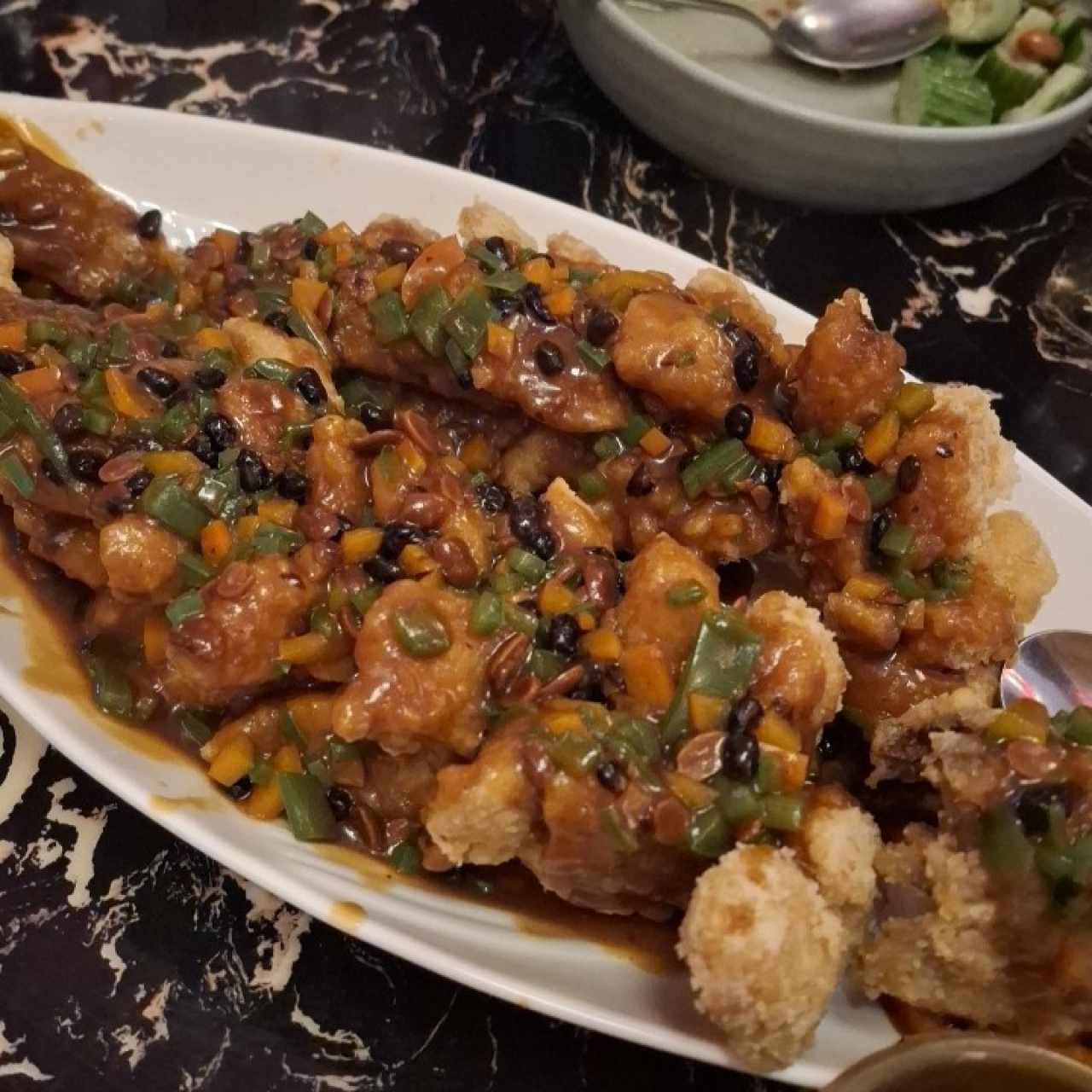 Pescado de Racimo de Uvas en Salsa de Frijol Negro