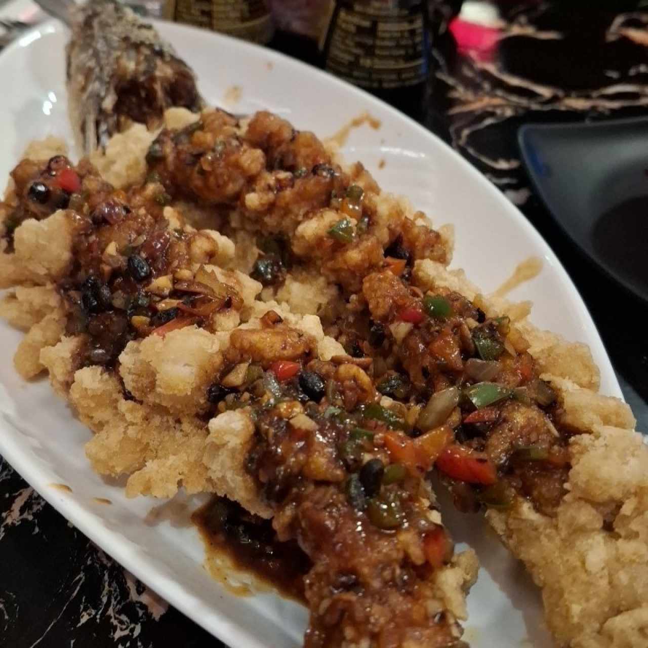 Pescado de Racimo de Uvas en Salsa de Frijol Negro
