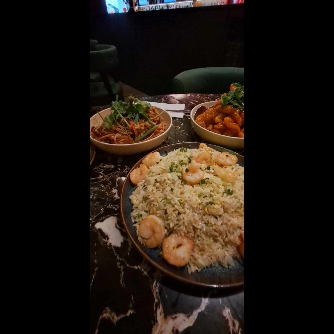 arroz combinación, pad thai y pollo a la naranja