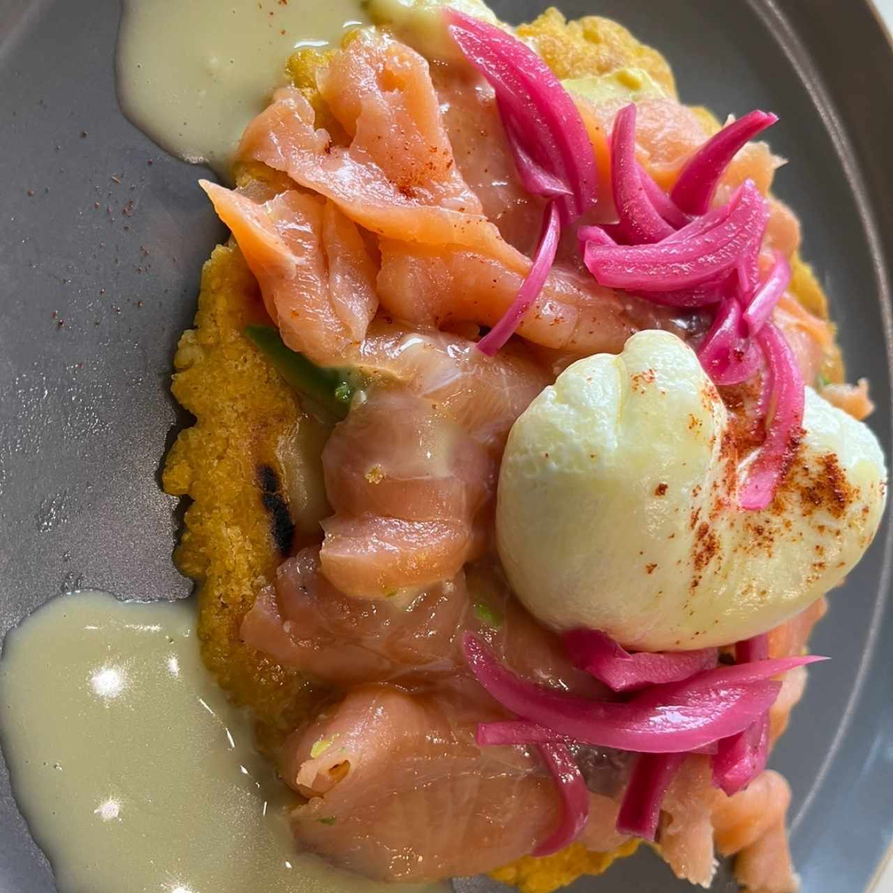 Tostada de aguacate con salmón ahumado (pedido especial)