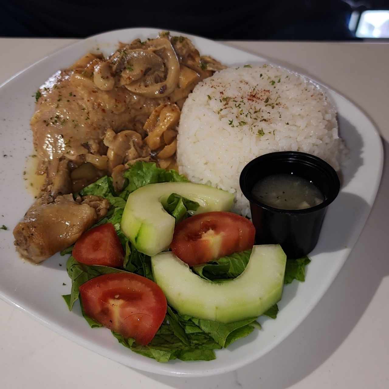 Pollo con hongos y ensalada